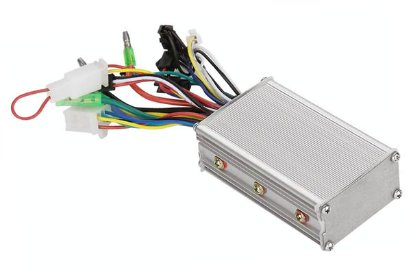 controlador con cables de una bici electrica