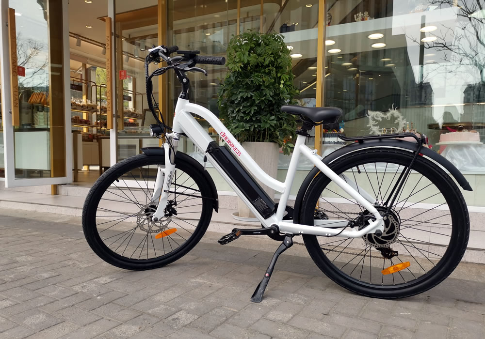 elegante modelo urbano hydra en frente de un edificio de cristal