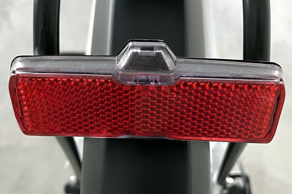 dos luces, frontal y tracera de una bici