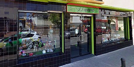 entrada a la tienda de motos jj romero en malaga